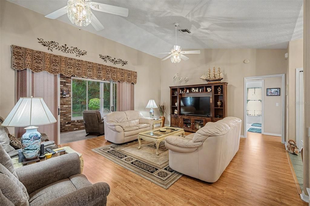 For Sale: $350,000 (3 beds, 2 baths, 1948 Square Feet)
