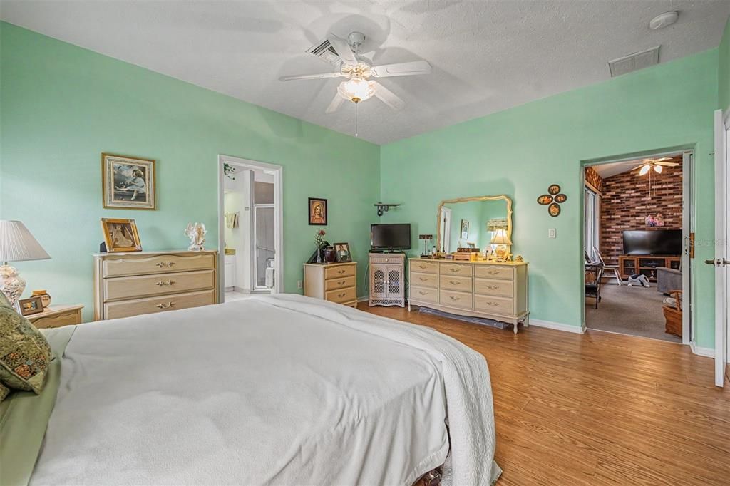 For Sale: $350,000 (3 beds, 2 baths, 1948 Square Feet)