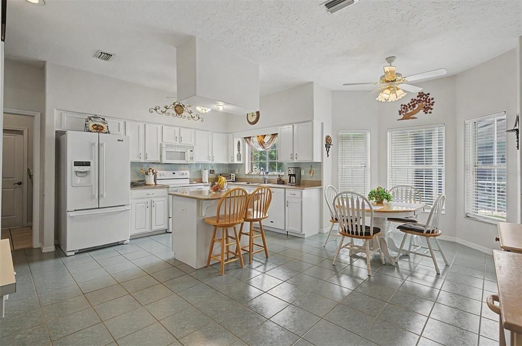 For Sale: $350,000 (3 beds, 2 baths, 1948 Square Feet)