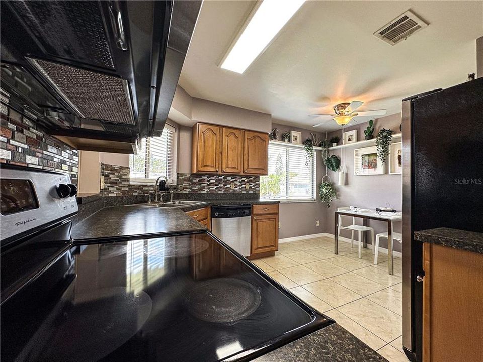 Activo con contrato: $340,000 (3 camas, 2 baños, 1399 Pies cuadrados)