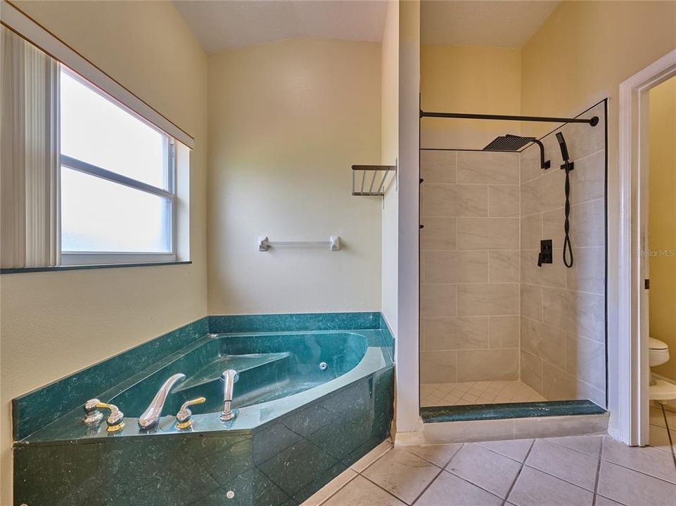 For Sale: $600,000 (4 beds, 3 baths, 2684 Square Feet)