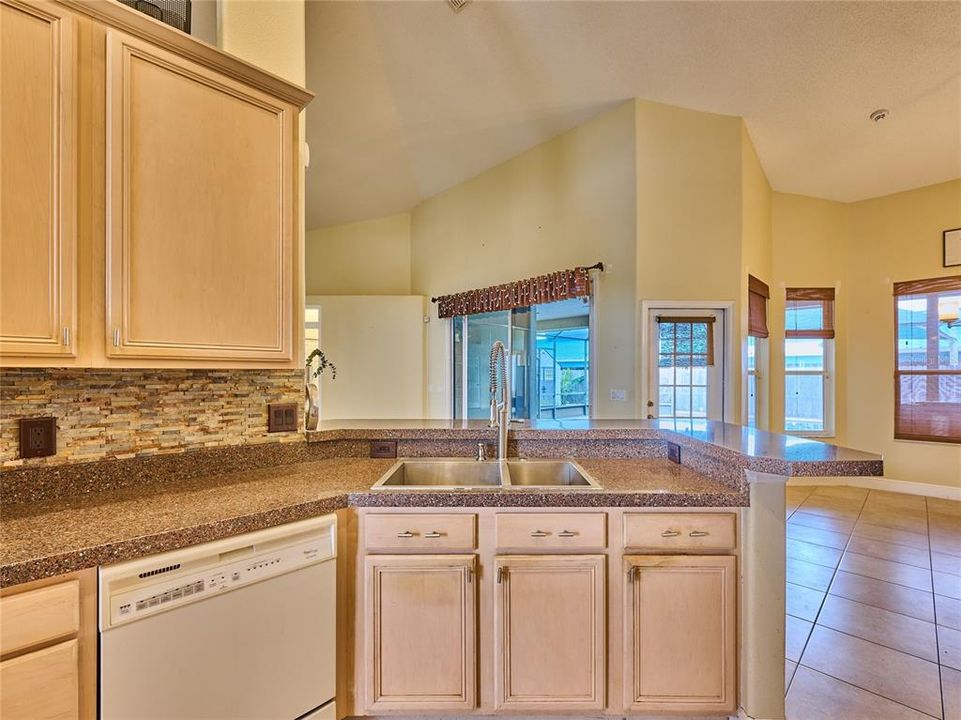 For Sale: $600,000 (4 beds, 3 baths, 2684 Square Feet)
