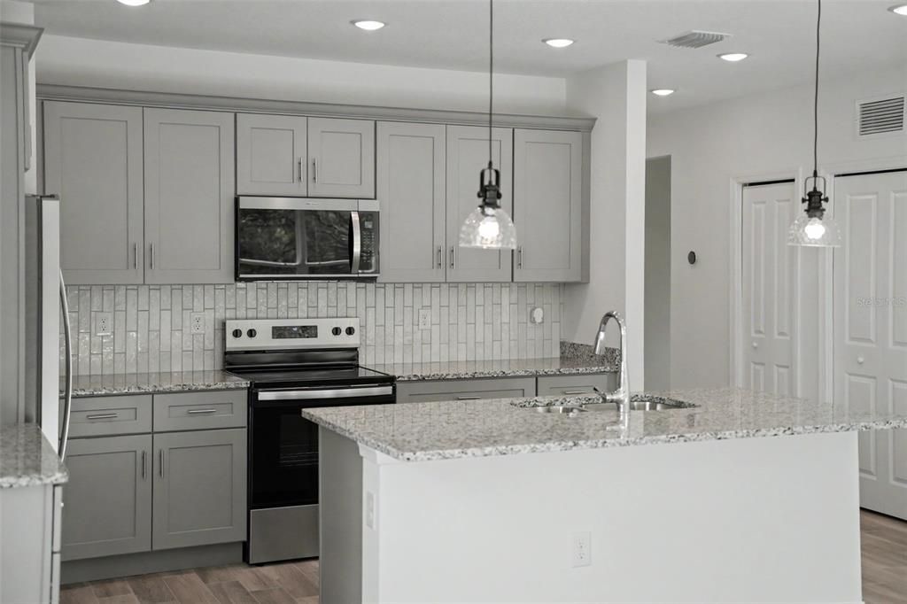For Sale: $274,900 (2 beds, 2 baths, 1269 Square Feet)