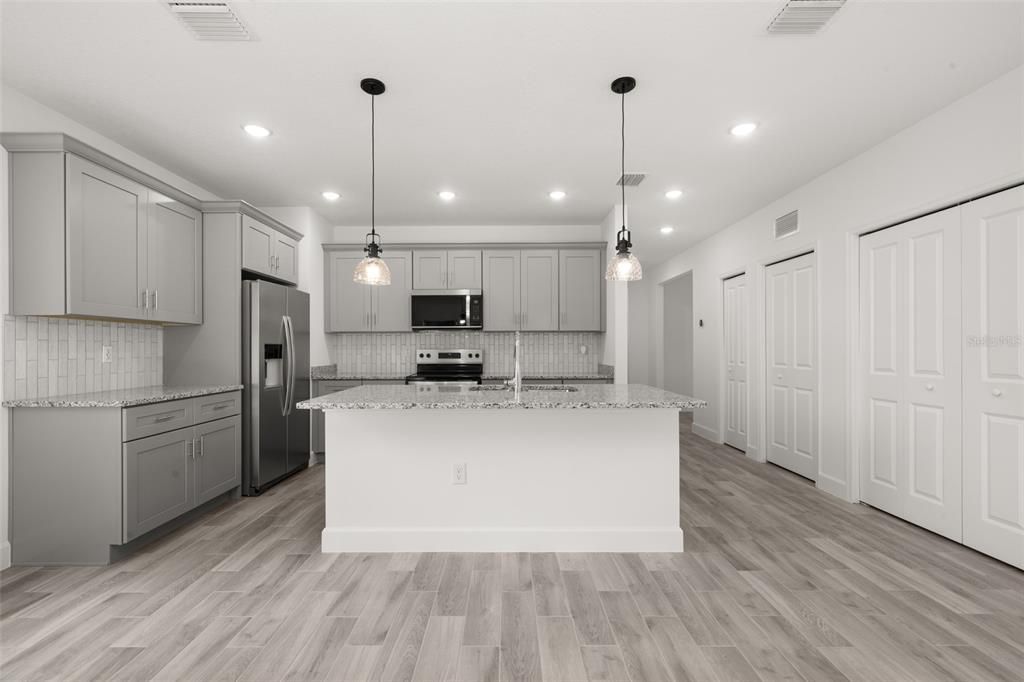 For Sale: $274,900 (2 beds, 2 baths, 1269 Square Feet)