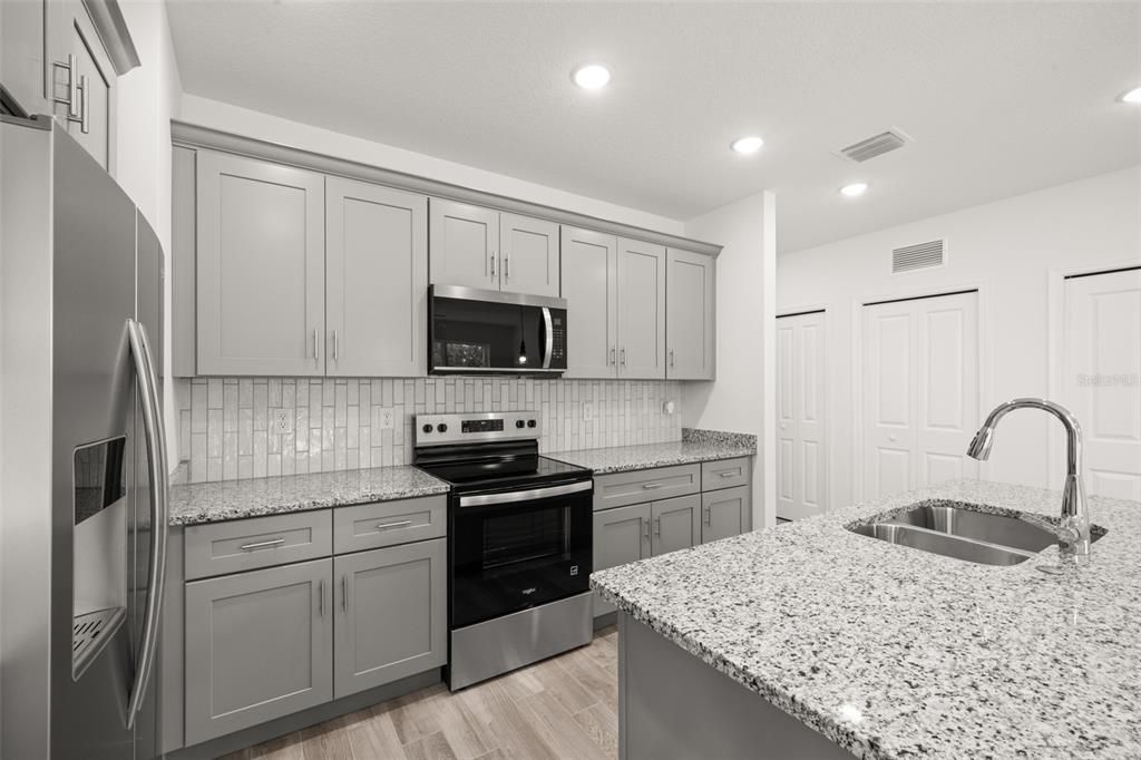 For Sale: $274,900 (2 beds, 2 baths, 1269 Square Feet)