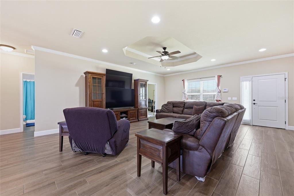 For Sale: $409,900 (4 beds, 2 baths, 1961 Square Feet)
