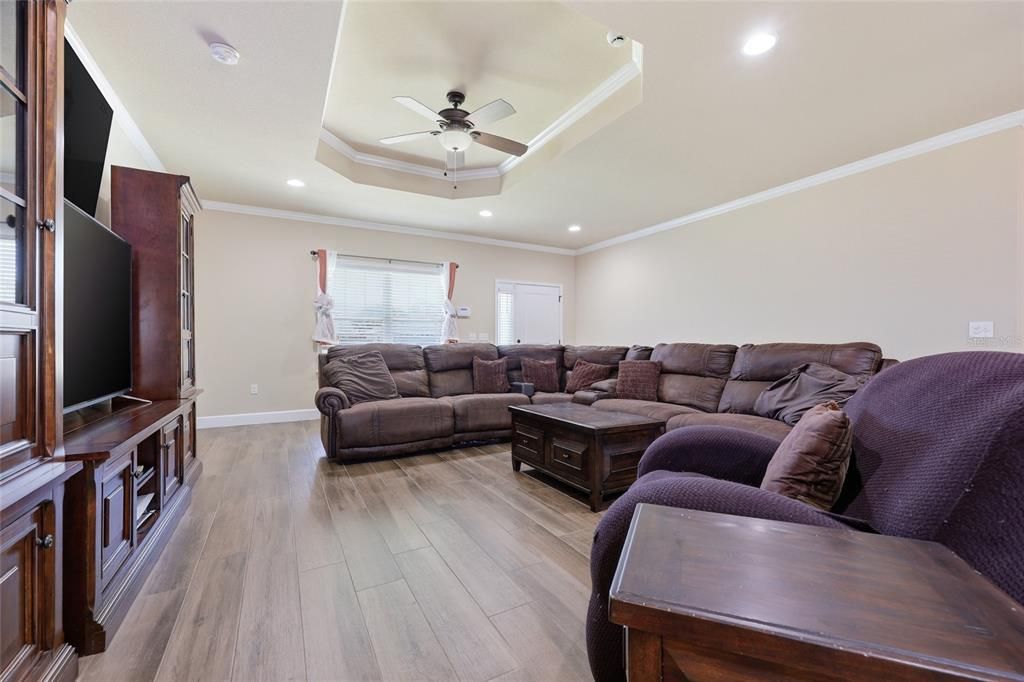 For Sale: $409,900 (4 beds, 2 baths, 1961 Square Feet)