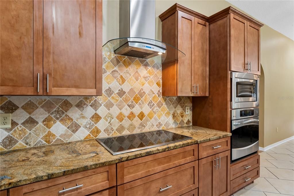 Activo con contrato: $899,000 (4 camas, 3 baños, 3022 Pies cuadrados)