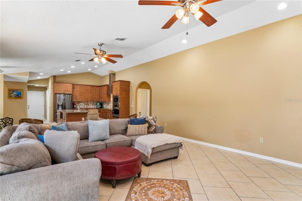 Activo con contrato: $899,000 (4 camas, 3 baños, 3022 Pies cuadrados)