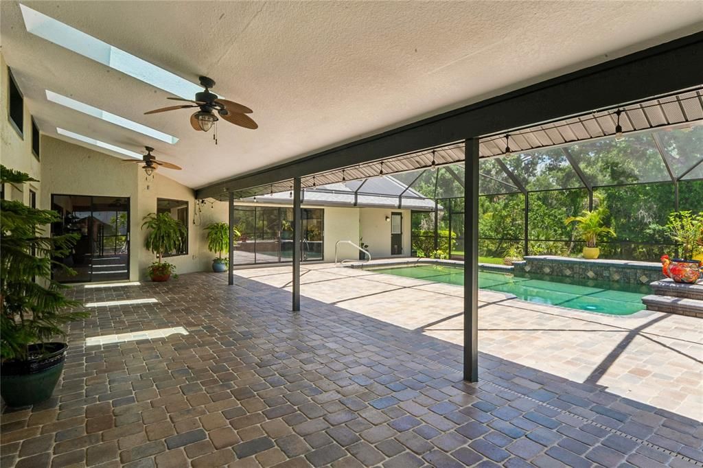 Activo con contrato: $899,000 (4 camas, 3 baños, 3022 Pies cuadrados)