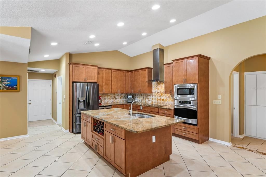 Activo con contrato: $899,000 (4 camas, 3 baños, 3022 Pies cuadrados)
