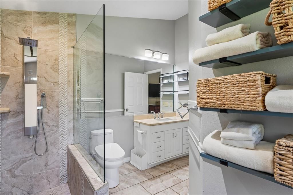 Activo con contrato: $899,000 (4 camas, 3 baños, 3022 Pies cuadrados)