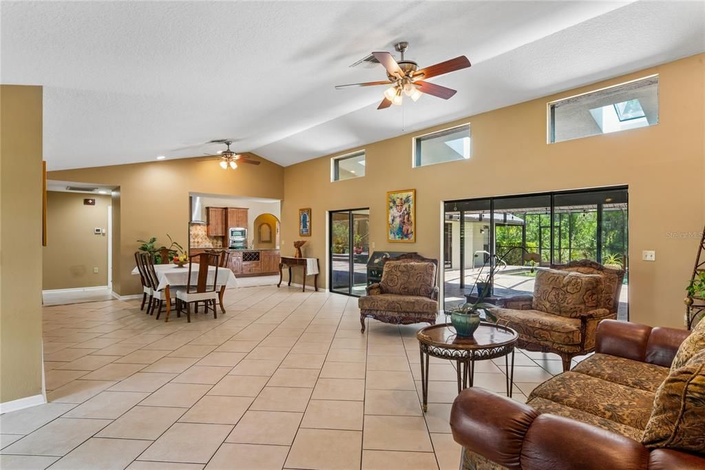 Activo con contrato: $899,000 (4 camas, 3 baños, 3022 Pies cuadrados)