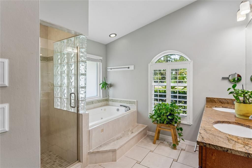 Activo con contrato: $899,000 (4 camas, 3 baños, 3022 Pies cuadrados)
