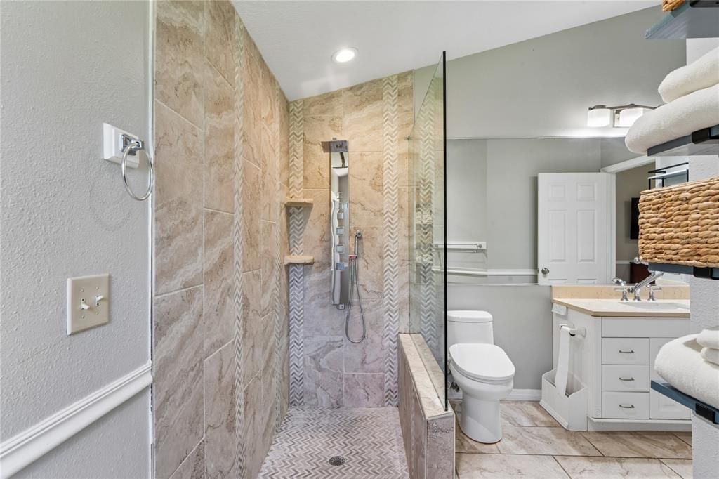 Activo con contrato: $899,000 (4 camas, 3 baños, 3022 Pies cuadrados)