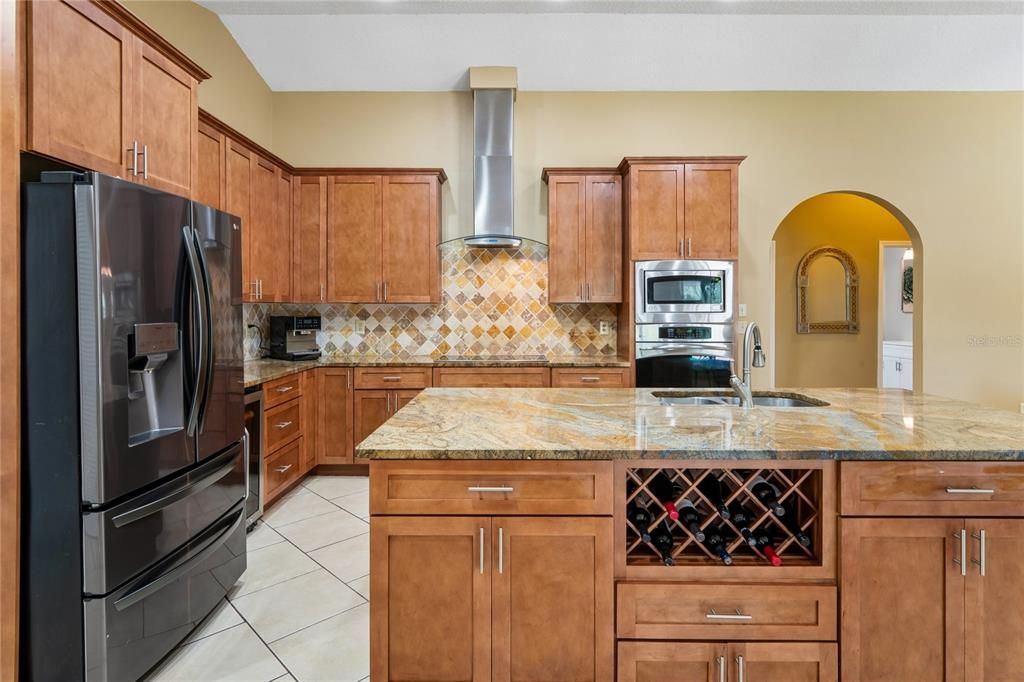 Activo con contrato: $899,000 (4 camas, 3 baños, 3022 Pies cuadrados)