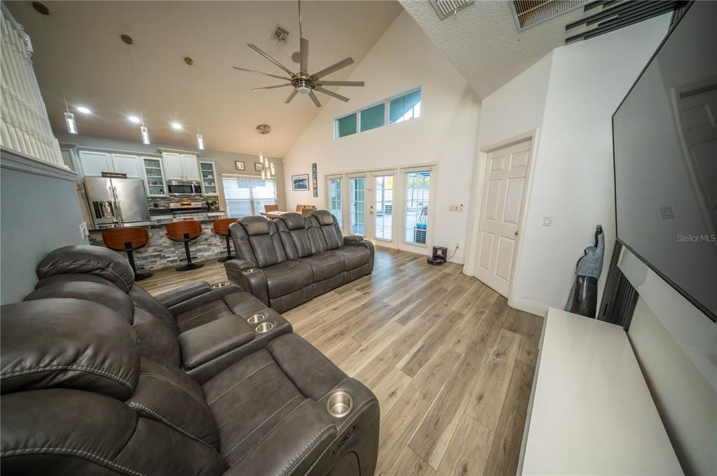 En Venta: $585,000 (6 camas, 5 baños, 2904 Pies cuadrados)