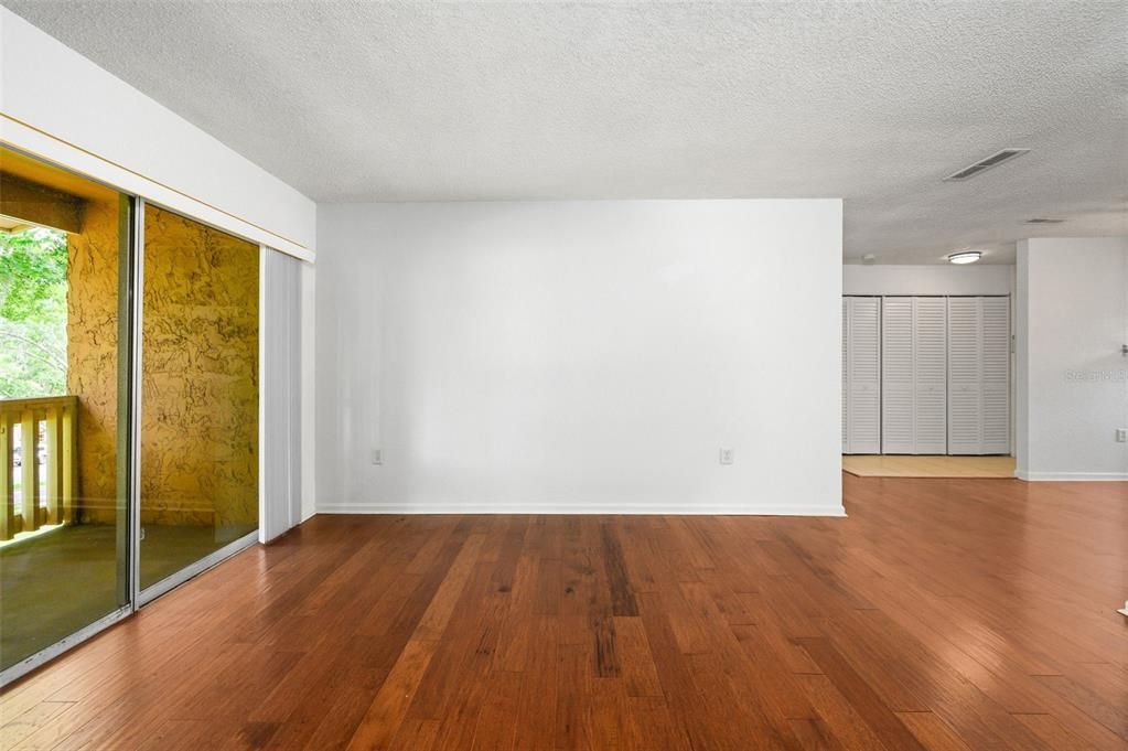 For Sale: $133,000 (2 beds, 2 baths, 1070 Square Feet)