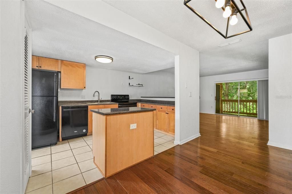 For Sale: $133,000 (2 beds, 2 baths, 1070 Square Feet)
