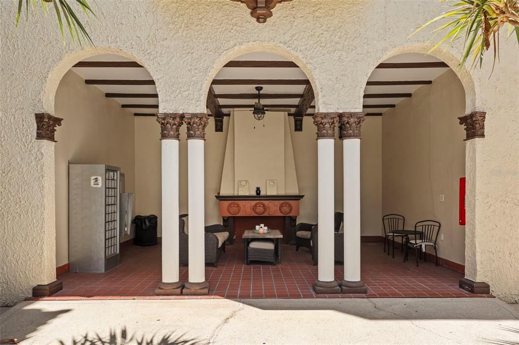 For Sale: $250,000 (1 beds, 1 baths, 641 Square Feet)