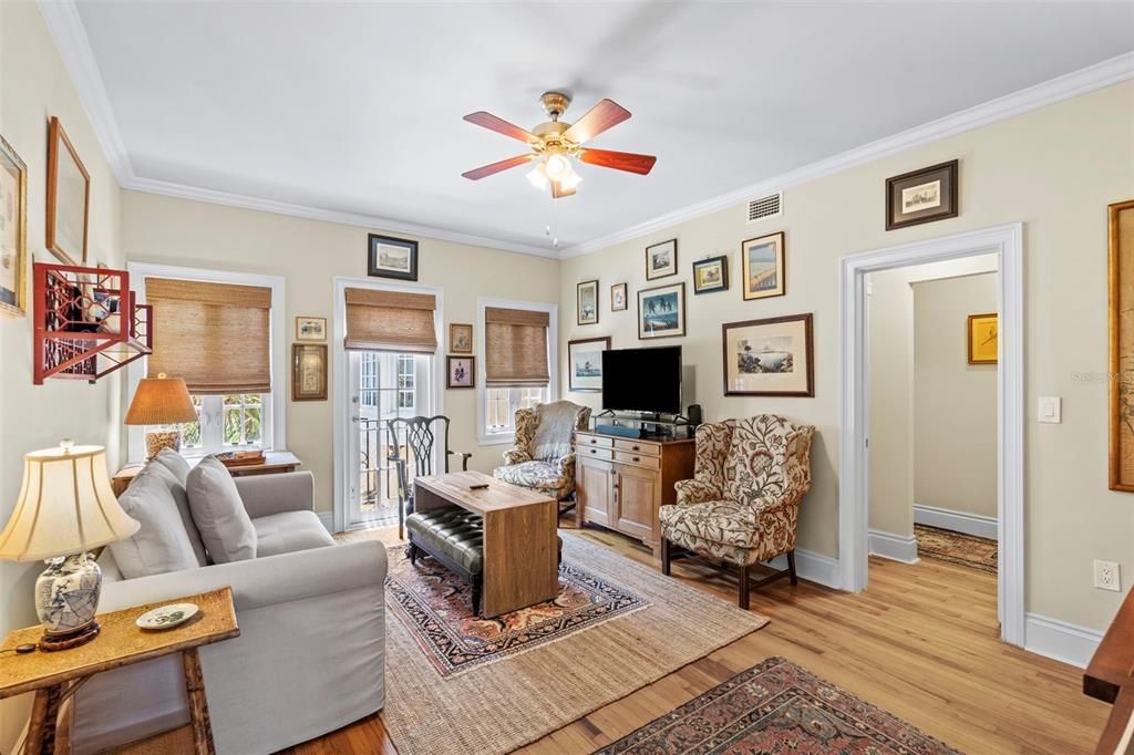 For Sale: $250,000 (1 beds, 1 baths, 641 Square Feet)