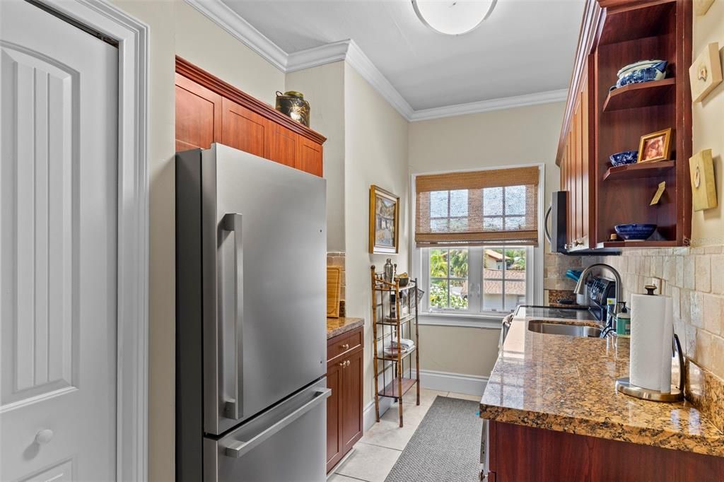 For Sale: $250,000 (1 beds, 1 baths, 641 Square Feet)
