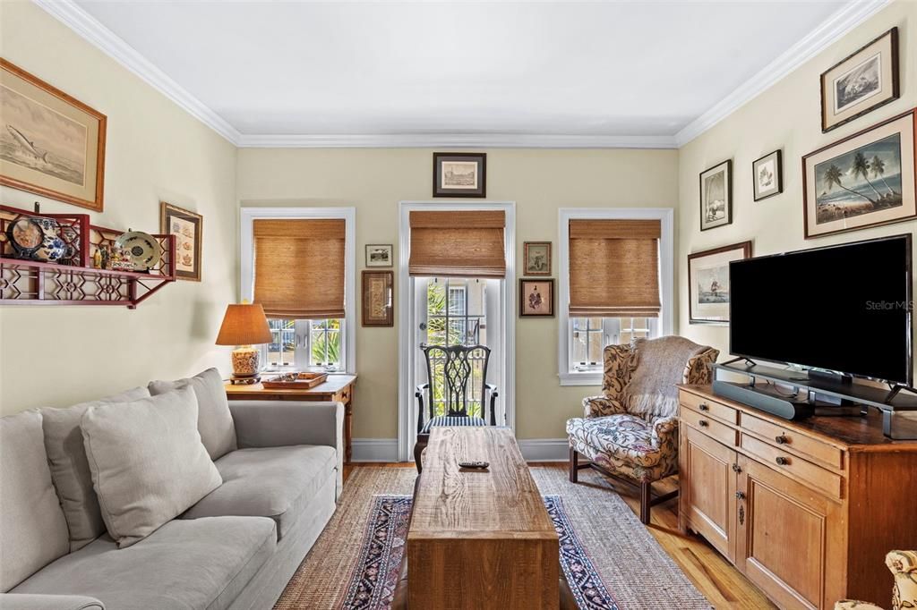 For Sale: $250,000 (1 beds, 1 baths, 641 Square Feet)