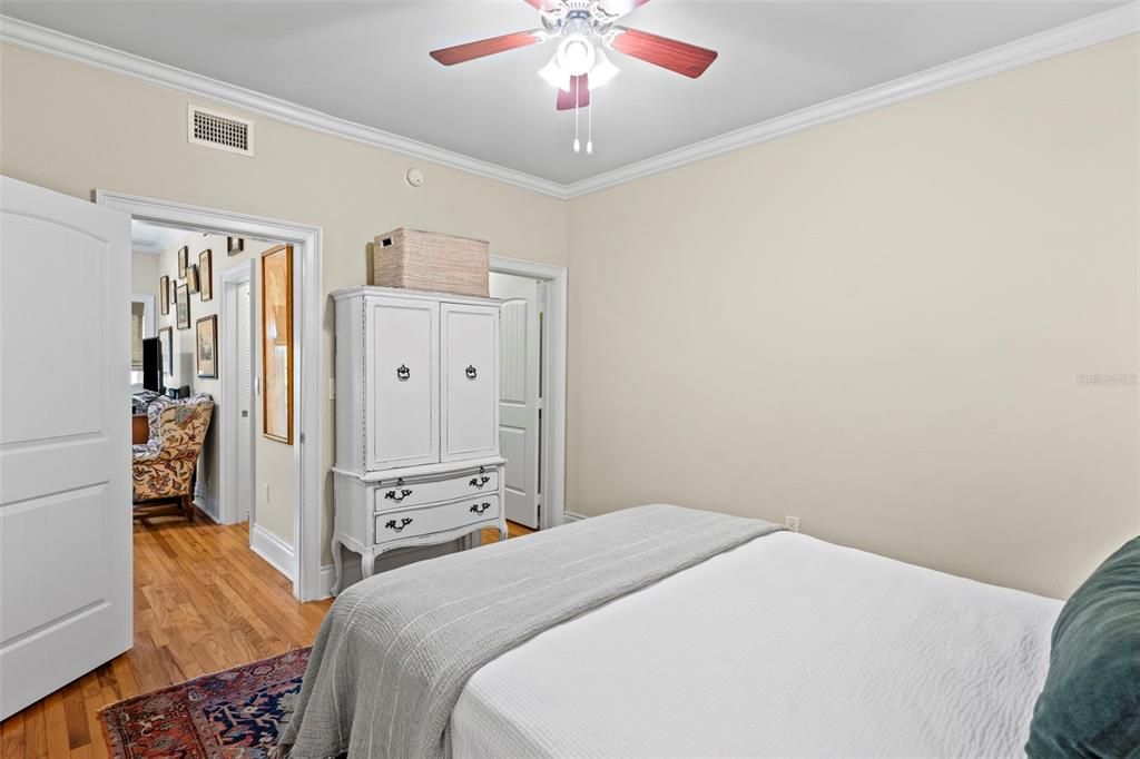 For Sale: $250,000 (1 beds, 1 baths, 641 Square Feet)