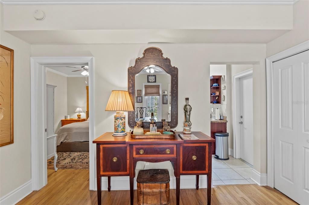 For Sale: $250,000 (1 beds, 1 baths, 641 Square Feet)