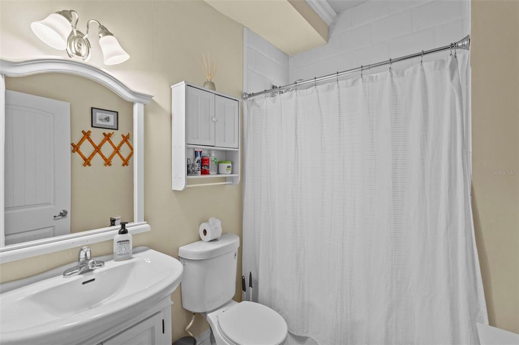 For Sale: $250,000 (1 beds, 1 baths, 641 Square Feet)