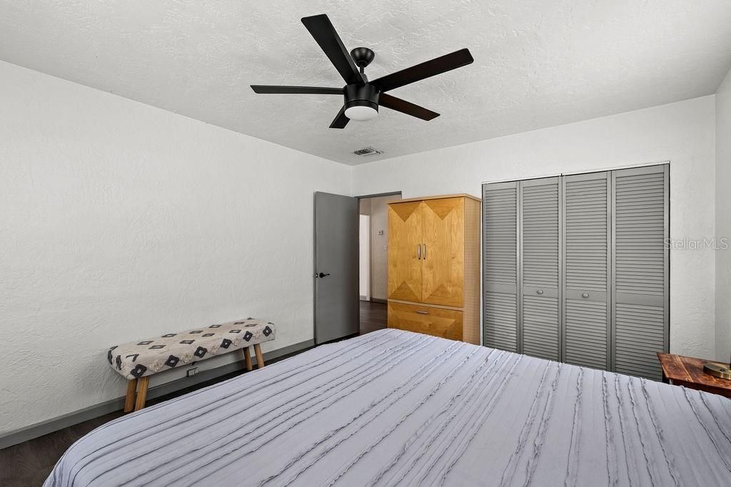 For Sale: $490,000 (2 beds, 1 baths, 1427 Square Feet)