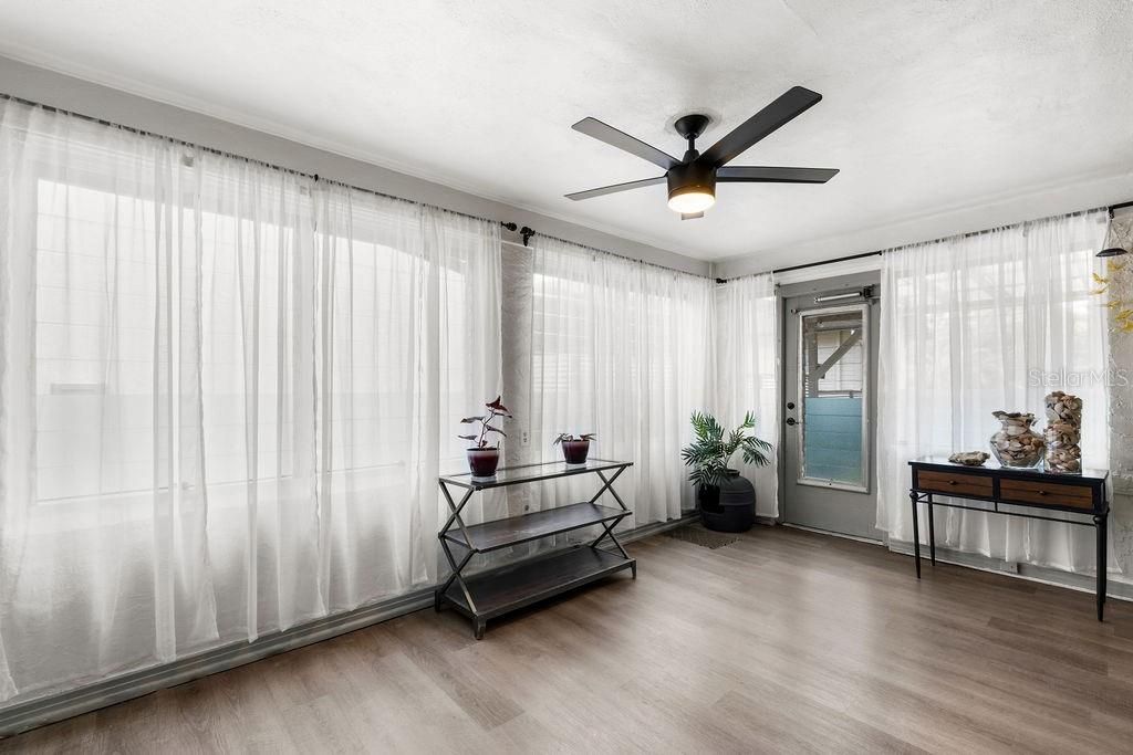 For Sale: $490,000 (2 beds, 1 baths, 1427 Square Feet)