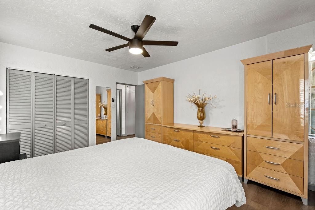 For Sale: $490,000 (2 beds, 1 baths, 1427 Square Feet)