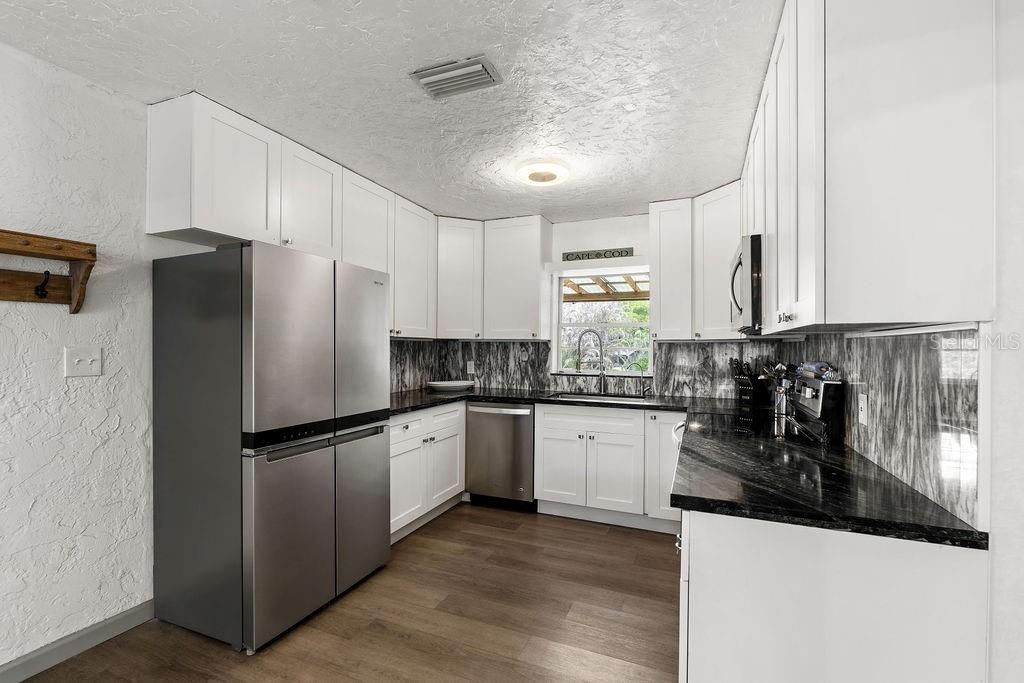 For Sale: $490,000 (2 beds, 1 baths, 1427 Square Feet)