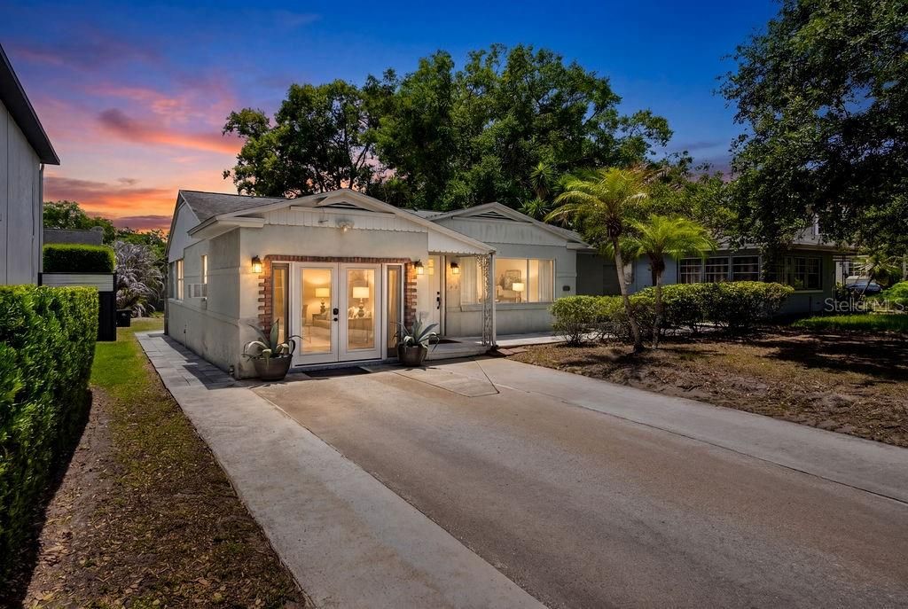 For Sale: $490,000 (2 beds, 1 baths, 1427 Square Feet)