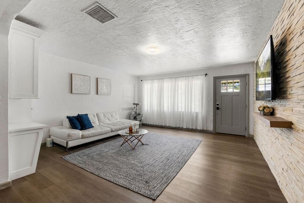 For Sale: $490,000 (2 beds, 1 baths, 1427 Square Feet)