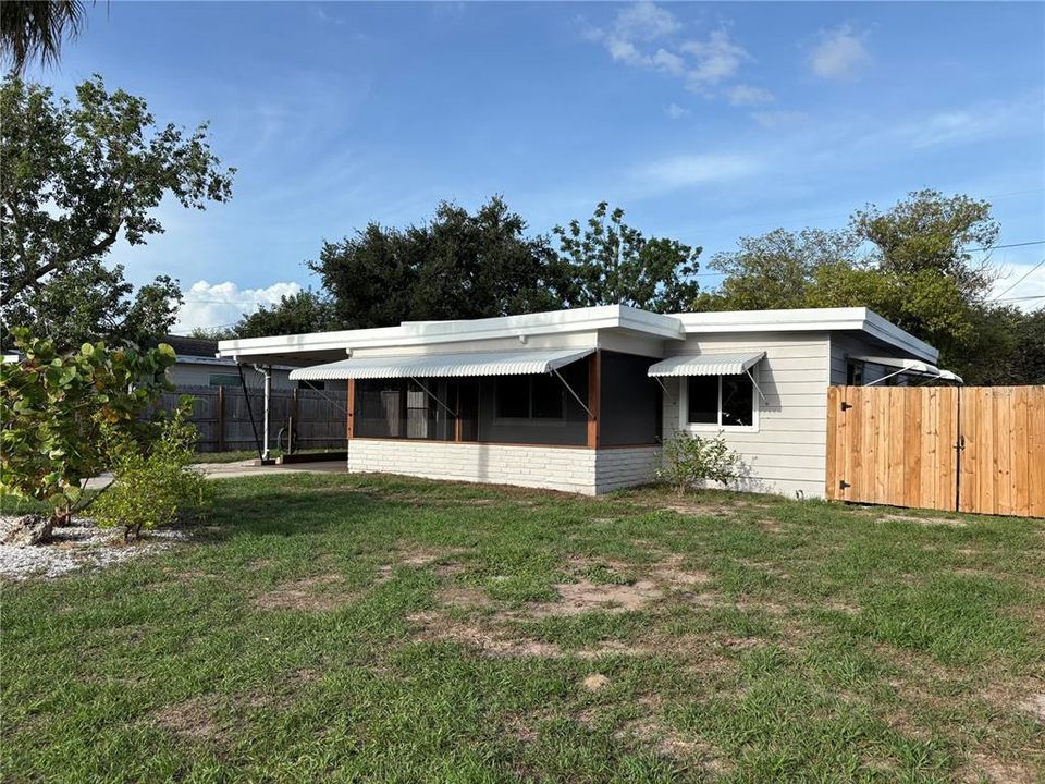 For Sale: $329,900 (2 beds, 1 baths, 816 Square Feet)