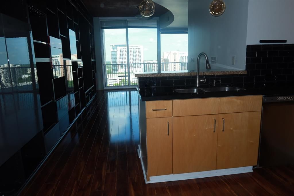 For Sale: $225,000 (1 beds, 1 baths, 772 Square Feet)