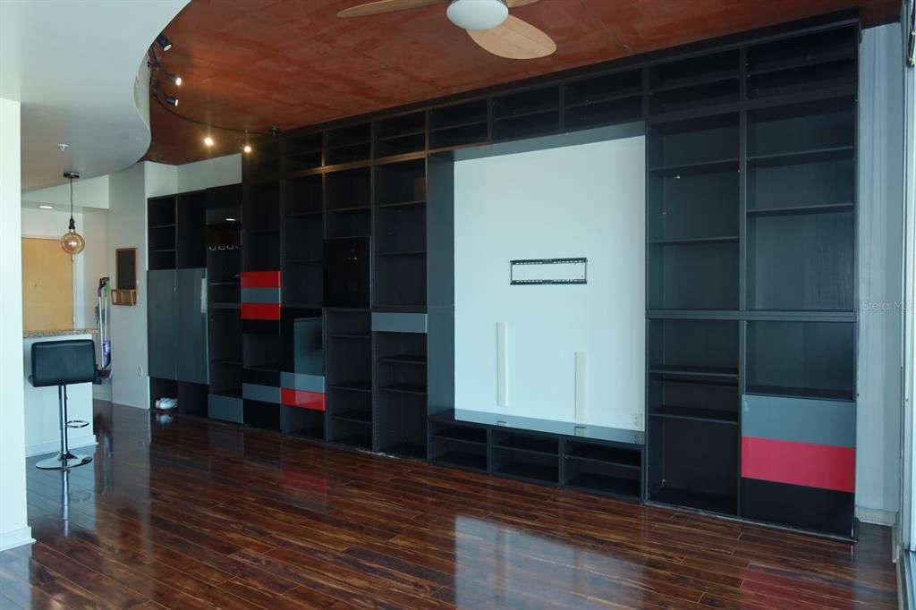 For Sale: $225,000 (1 beds, 1 baths, 772 Square Feet)