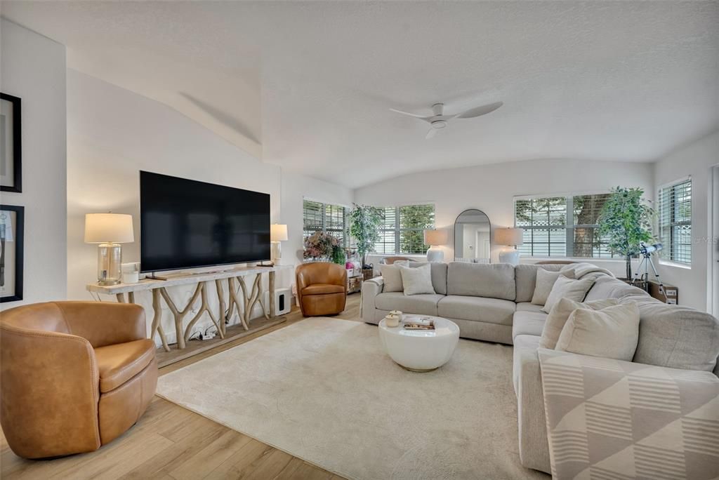 For Rent: $4,295 (4 beds, 2 baths, 1702 Square Feet)