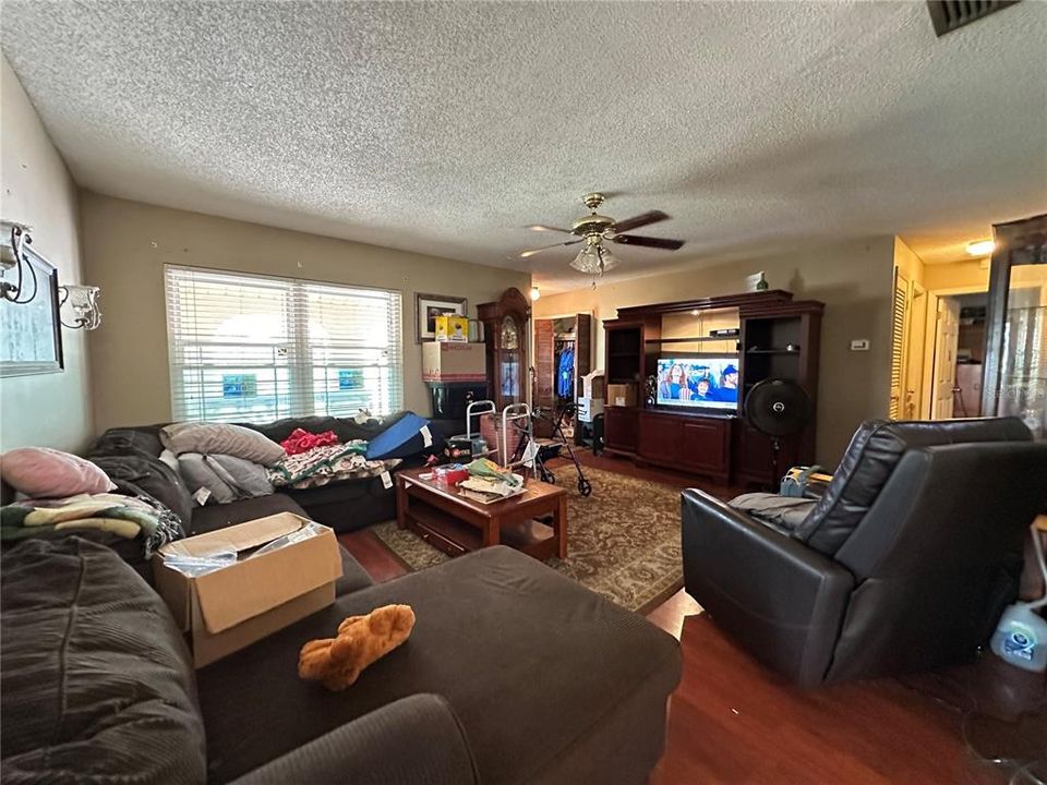 Activo con contrato: $269,000 (3 camas, 2 baños, 1208 Pies cuadrados)