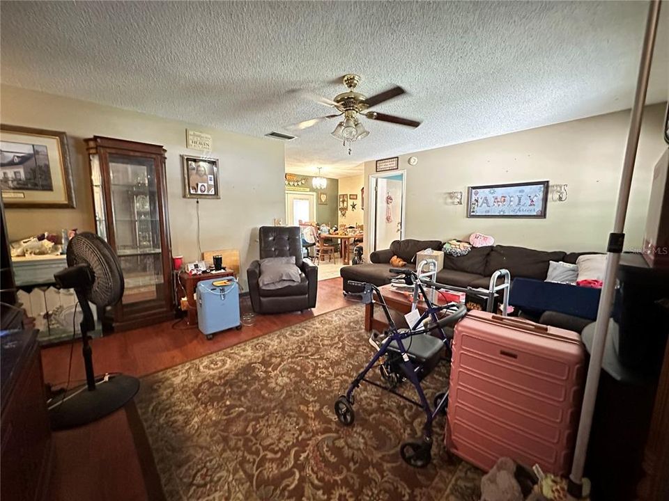 Activo con contrato: $269,000 (3 camas, 2 baños, 1208 Pies cuadrados)