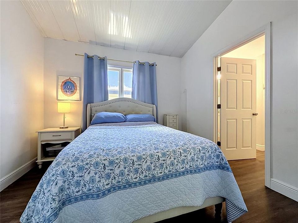 For Sale: $189,000 (2 beds, 2 baths, 868 Square Feet)