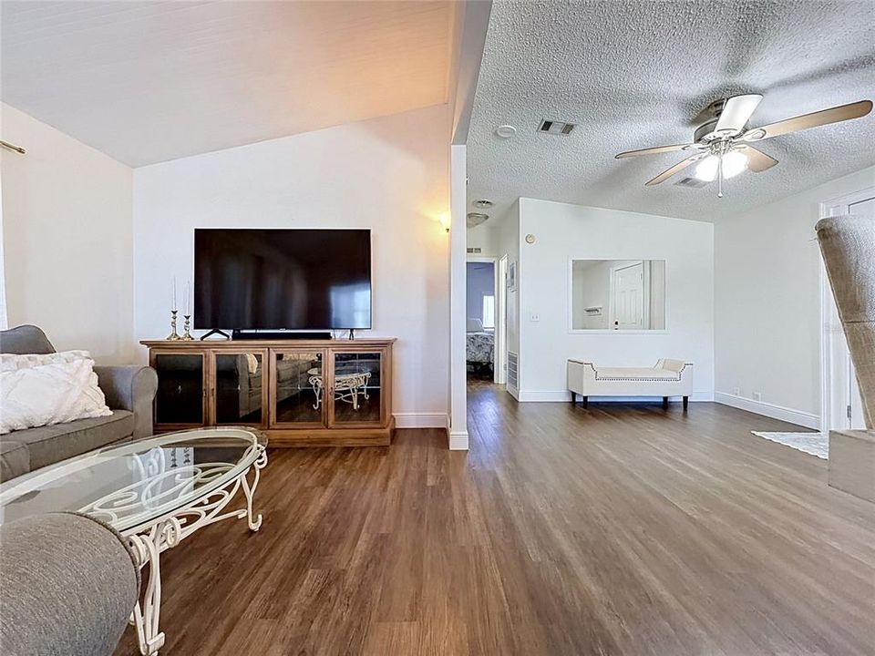 For Sale: $189,000 (2 beds, 2 baths, 868 Square Feet)