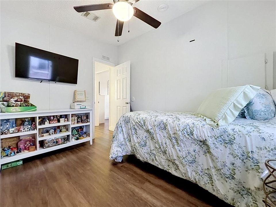 For Sale: $189,000 (2 beds, 2 baths, 868 Square Feet)