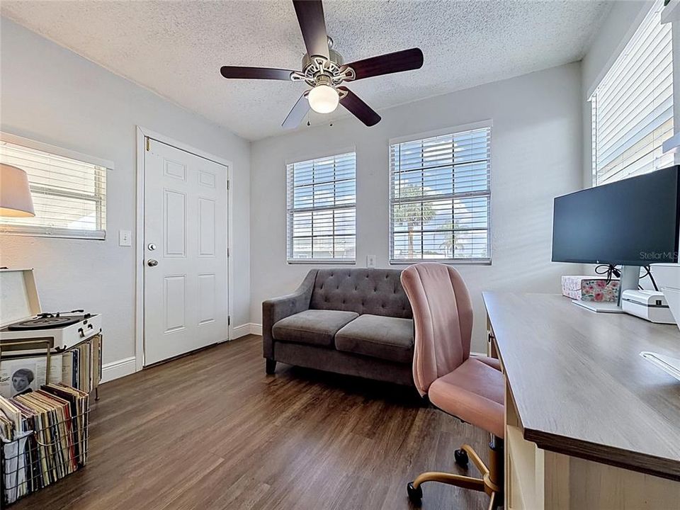 For Sale: $189,000 (2 beds, 2 baths, 868 Square Feet)