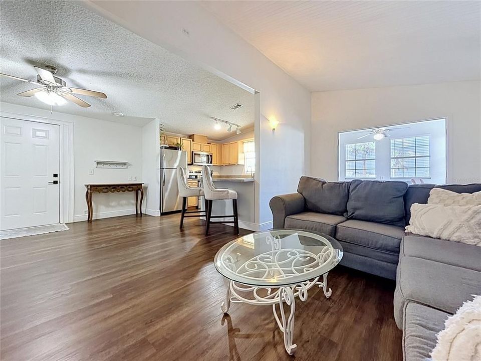 For Sale: $189,000 (2 beds, 2 baths, 868 Square Feet)