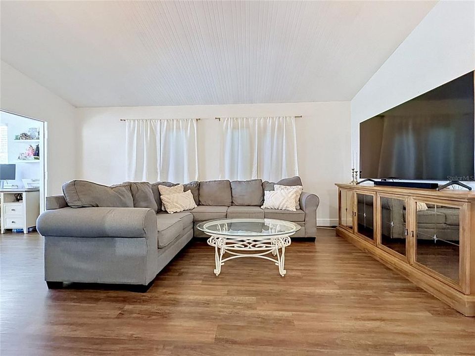 For Sale: $189,000 (2 beds, 2 baths, 868 Square Feet)
