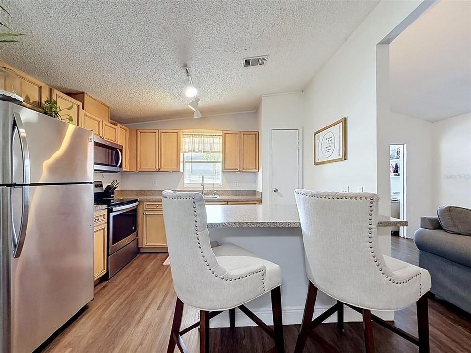 For Sale: $189,000 (2 beds, 2 baths, 868 Square Feet)