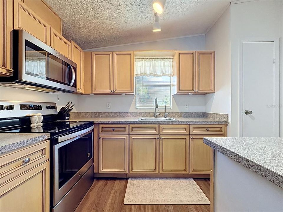 For Sale: $189,000 (2 beds, 2 baths, 868 Square Feet)